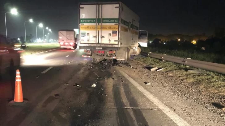 Dos camiones chocaron en autopista y uno derramó combustible: Un herido