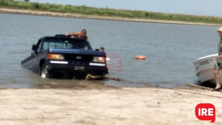 Monje: Una camioneta terminó en el río cuando intentaban bajar una lancha al agua