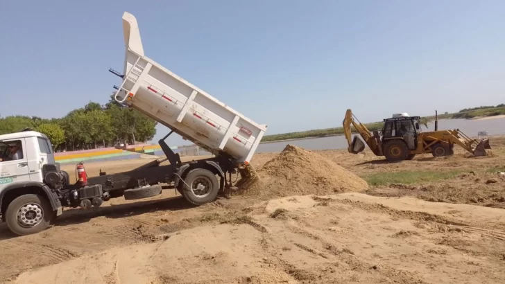 Monje realiza tareas de reacondicionamiento en la playa de La Boca