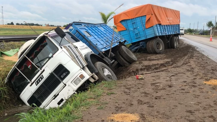 Un camionero de Barrancas despistó y terminó en una zanja en Timbúes