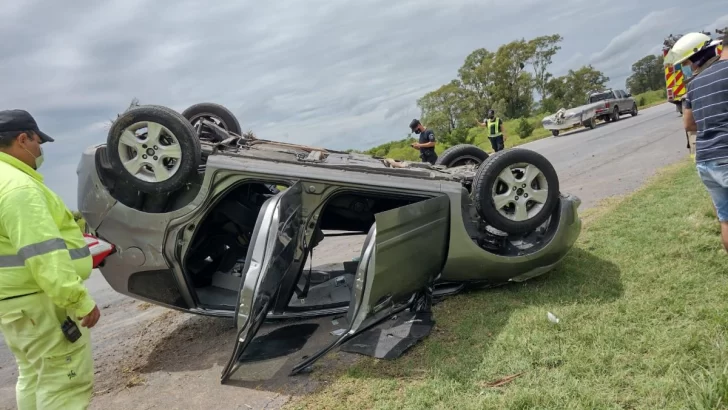 Un auto protagonizó un vuelco a la altura de Barrancas: Cinco heridos leves