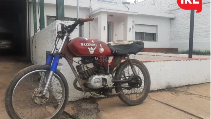 Viajaba en una moto de dudosa procedencia, lo paró la policía y quiso huir: Quedó demorado