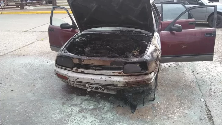 Barrancas: Manejaba por la ruta y su auto se incendió tras un desperfecto