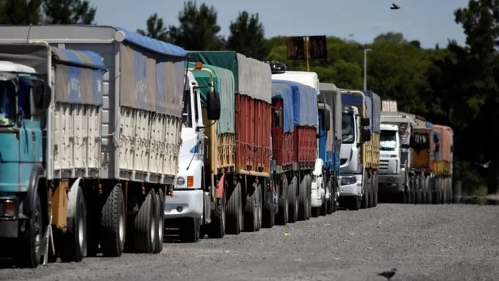Camioneros paran en todo el país por la falta de gasoil y el aumento de costos