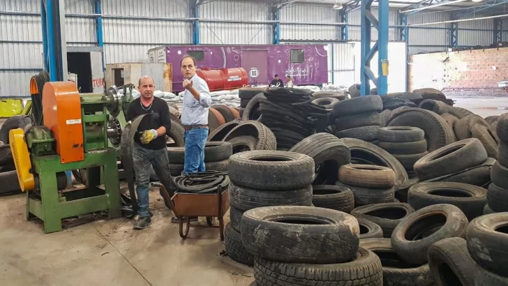 Iriondo Recicla: Se entregó la primera colecta con casi 40 neumáticos para reciclar