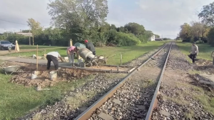 Más accesibilidad: Monje construyó cruces peatonales en las vías del ferrocarril