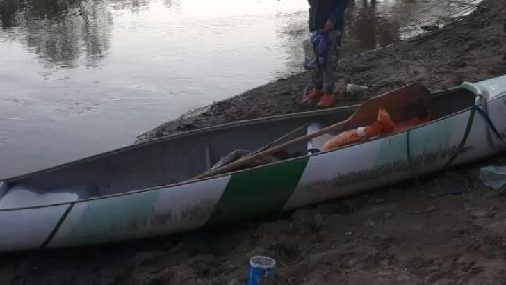 Robaron una piragua en La Ribera: Ofrecen recompensa para recuperarla