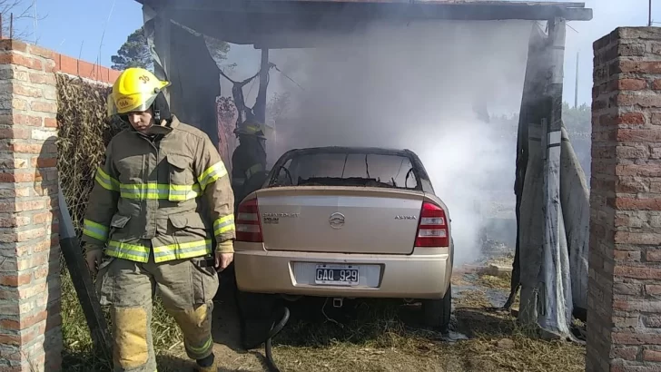 Un auto estacionado sufrió un incendio en Barrancas: No hay heridos