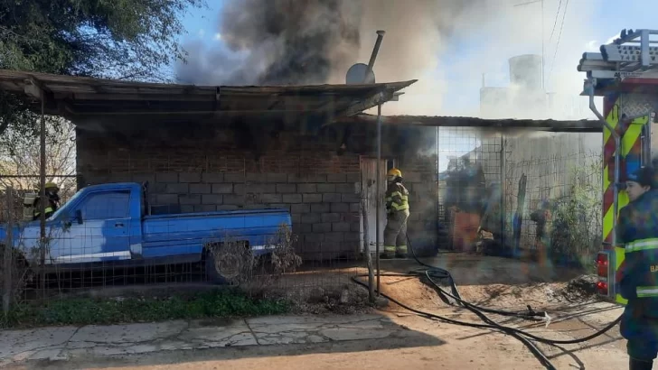 Incendio en una vivienda de Barrancas con daños materiales totales