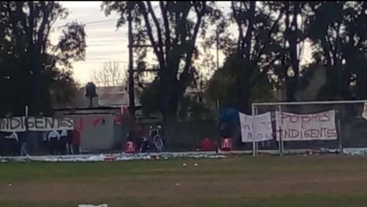 Repudio por banderas con mensajes ofensivos durante el clásico de Maciel