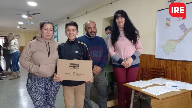 Andino entregó casí 130 netbooks a alumnos de la secundaria Julio Maiztegui