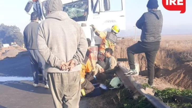 Dos camiones chocaron sobre el puente angosto de la 91: Un herido