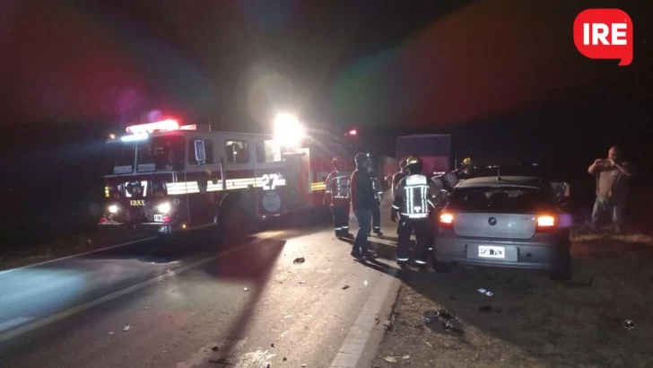 Chocó contra un camión a metros del puente angosto y se dio a la fuga