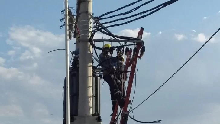 Avanza la obra del tendido eléctrico en barrio Quebradas II de Andino