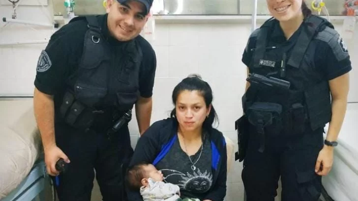 Un bebé dejó de respirar, su mamá desesperada llamó al 911 y la policía logró salvarlo