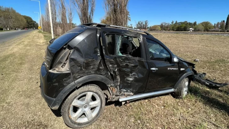 Despistó entre la Ribera y Oliveros y chocó contra un árbol al costado de la ruta