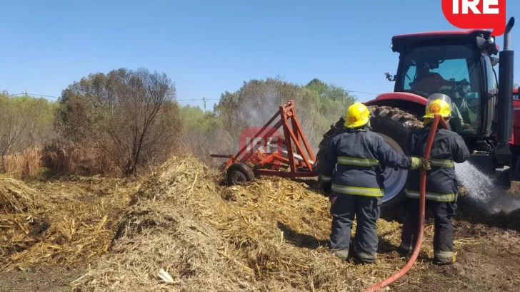 Ardieron rollos de pastura en un campo de Pueblo Andino