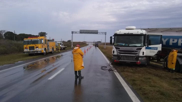 Despistó un camión de combustibles en autopista a la altura de Monje