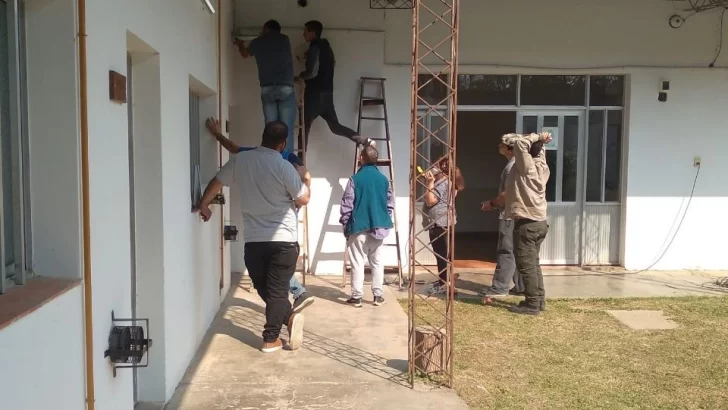 Entre todos es más fácil: Alumnos del Cecla renovaron la instalación eléctrica del edificio