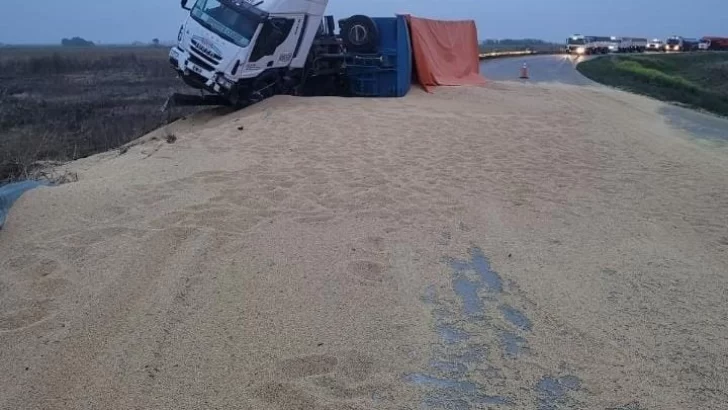 Volcó un camión en acceso a Ruta 10 y hay desvíos: Un hombre herido