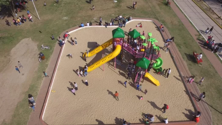 Oliveros inauguró este domingo su nuevo parque infantil