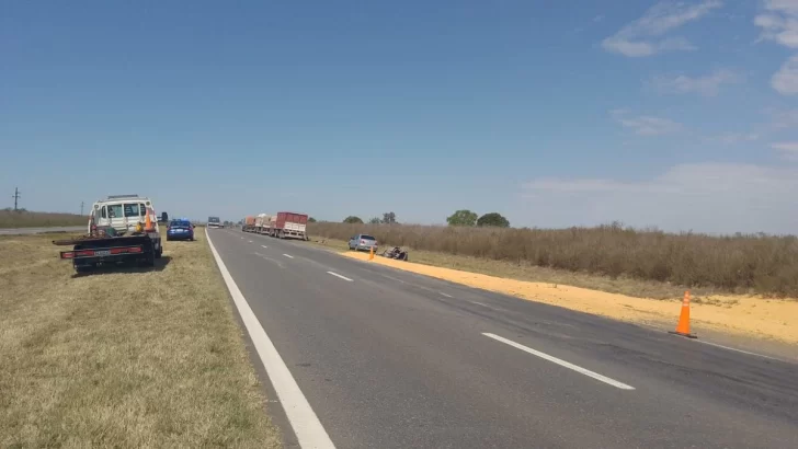 Un camión con maíz volcó en la autopista a la altura de Monje: Sin heridos