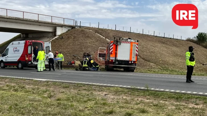 Oliveros: Una familia se estrelló contra la base del puente de autopista y quedaron atrapados