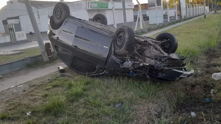 Una mujer protagonizó un impresionante vuelco en el ingreso a Maciel