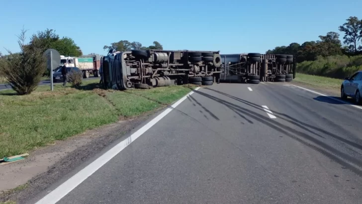 Autopista: Un camión volcó a la altura de Monje y hay desvíos hacia Ruta 11