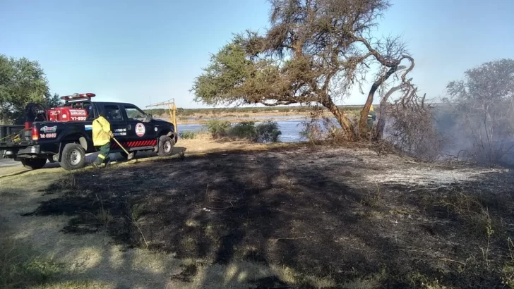 Incendio de pastizales y susto frente a Parques Nacionales en Gaboto