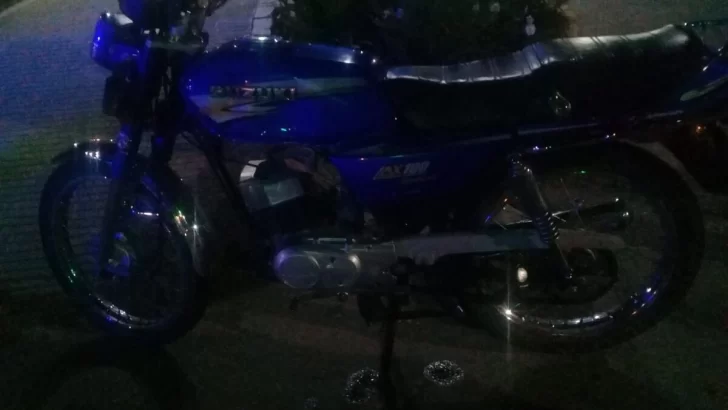 Una moto y un auto chocaron en una esquina de Barrancas: Un herido