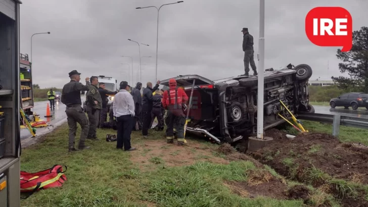 Lluvia y vuelcos: Despistaron un camion y una tráfic penitenciaria en autopista
