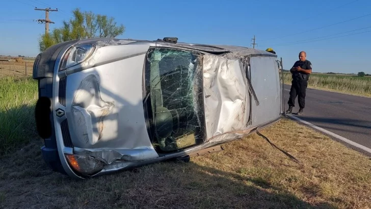 Volcó una Kangoo entre Serodino y Pueblo Andino: Sin lesionados