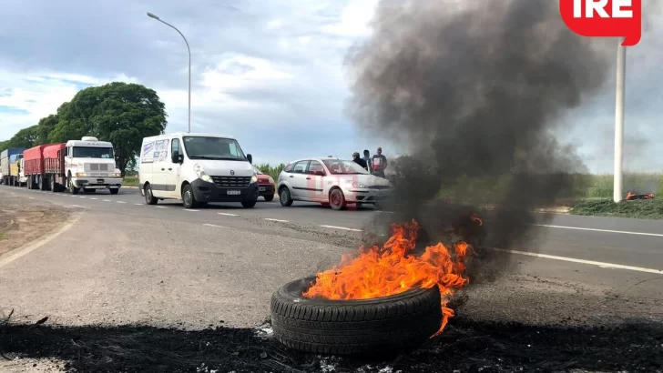 Pescadores cortan en el cruce a Gaboto en reclamo por las bajas en el Potenciar Pesca