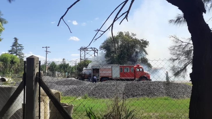 Se incendió un transformador en Aldao y afectó a dos tractores y herramientas comunales