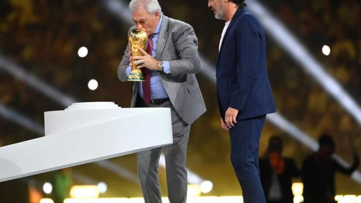 Pumpido llevó la copa al centro de la cancha para entregarla a los nuevos campeones