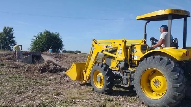 Carrizales está manteniendo el desagüe de ruta 10 y sumó una desmalezadora