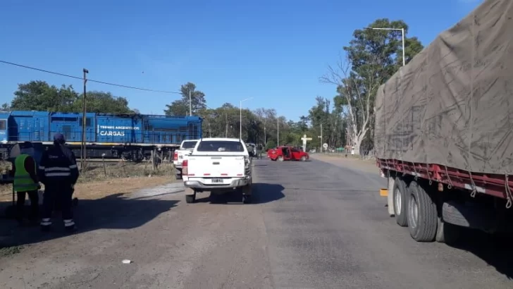 Un auto cruzó las vías sin advertir el paso del tren y fue impactado en Villa La Ribera