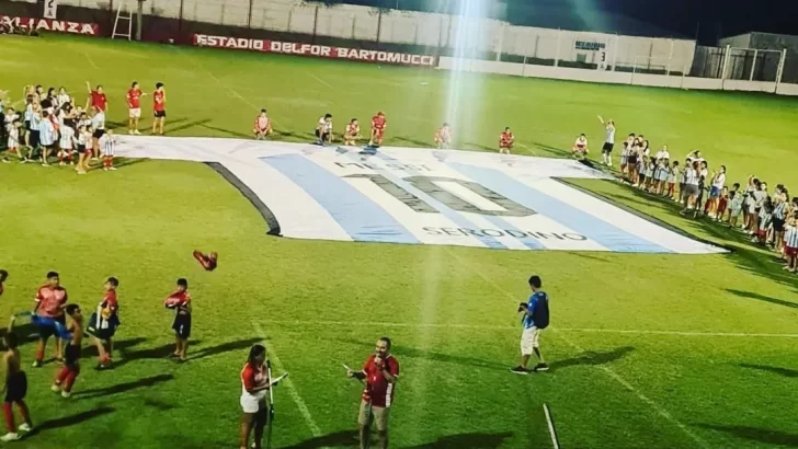 La camiseta más grande del mundo brilló en el Mundialito infantil más federal