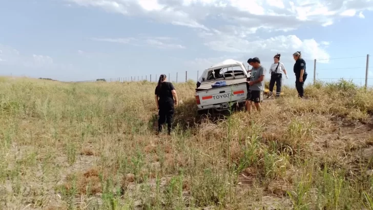 Viajaban por Ruta 10, se les reventó una cubierta y protagonizaron un fuerte vuelco