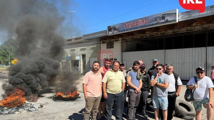 No hay transporte: Los choferes de Serodino reclaman frente a la empresa