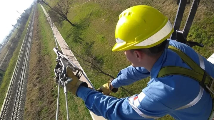 Un camión cortó un cable sobre Ruta 95 y dejó a Gaboto sin luz