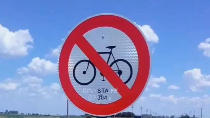 Ciclistas se sorprendieron con carteles que les prohibían circular entre Aldao y Puerto