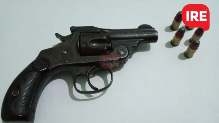 Dos menores de Andino fueron demorados con un revólver y cartuchos