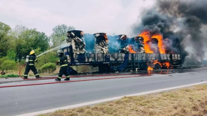 Impresionante: Se quemó un acoplado con materiales y hay un gran incendio en autopista