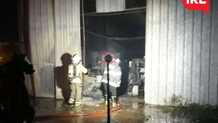 Ardió en llamas un galpón de una empresa de Puerto San Martín: Pérdidas totales
