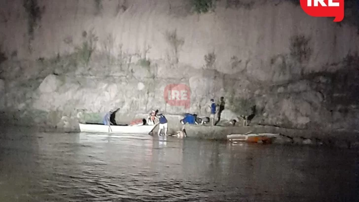 Se quiso meter al río, se cayó por la barranca y terminó con dos fracturas expuestas