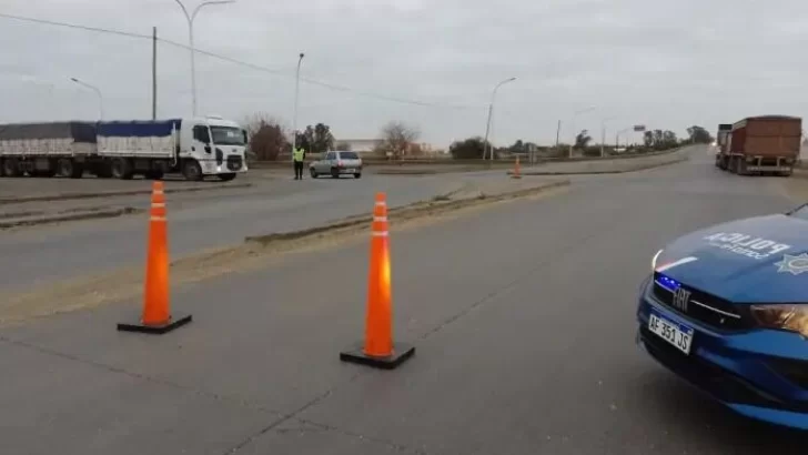 Se le reventó una rueda de la moto en autopista y sufrió multiples fracturas