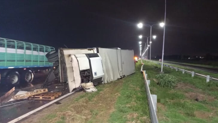 Un camionero Corondino volcó el acoplado en autopista