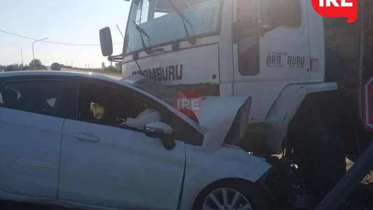 Choque fatal entre un auto y un camión en Ruta 10: Hay un fallecido